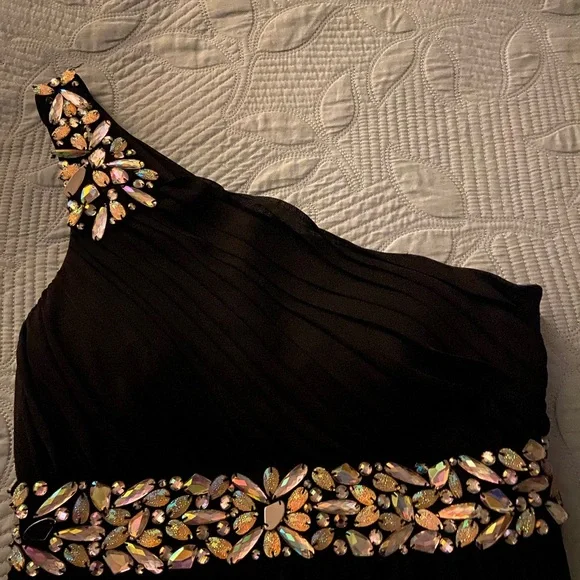 City Triangles Black One shoulder dress - Picture 2 of 4